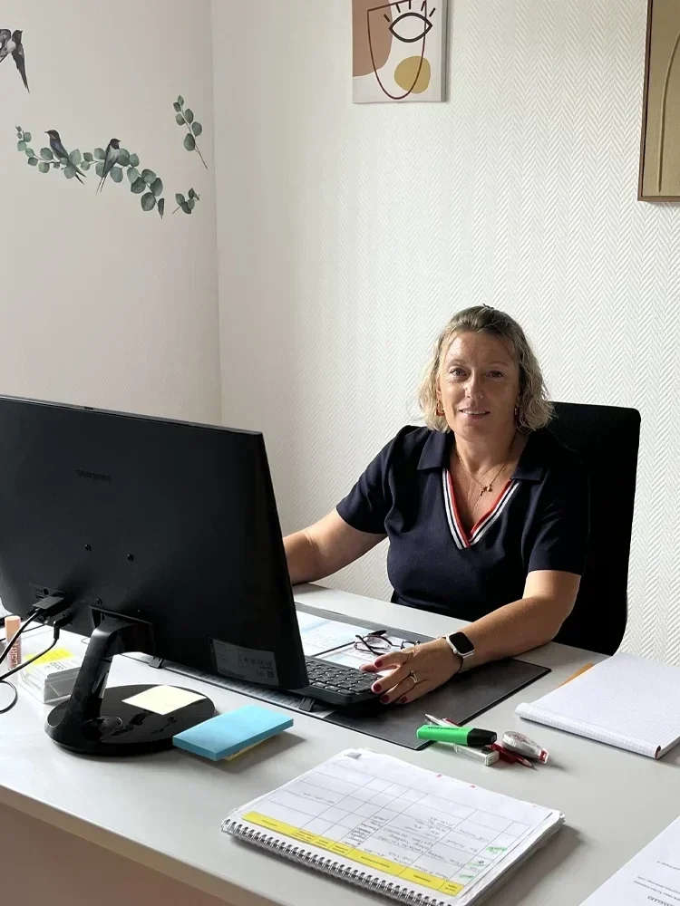 L'équipe Ocito devant le véhicule de l'association